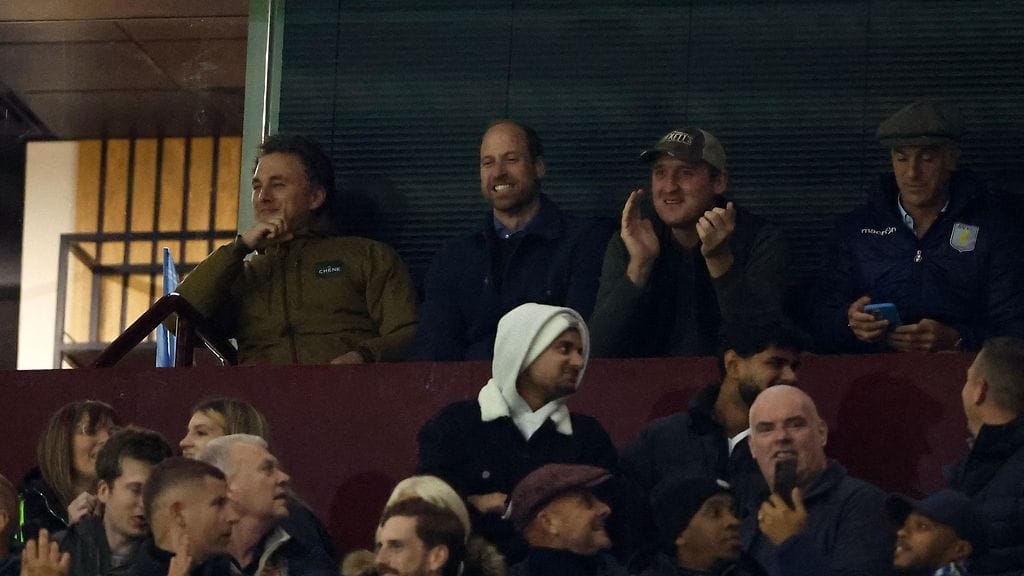 Prinssi William (toinen vasemmalta) on tuttu näky Aston Villan otteluissa.