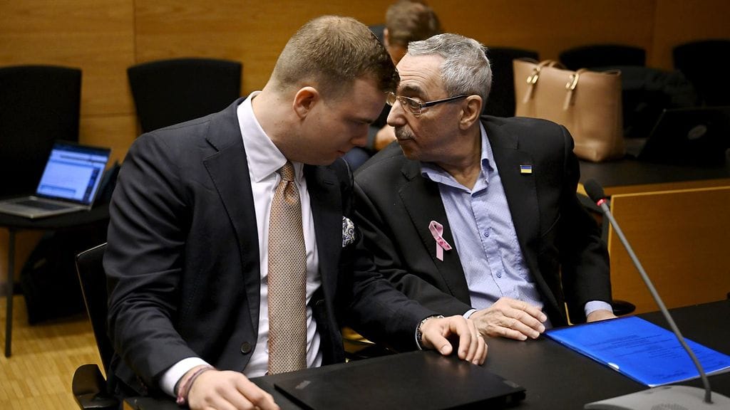 Kokoomuksen kansanedustaja Ben Zyskowicz ja asianajajansa Otto Meri (vas.) istuntosalissa Helsingin käräjäoikeudessa.