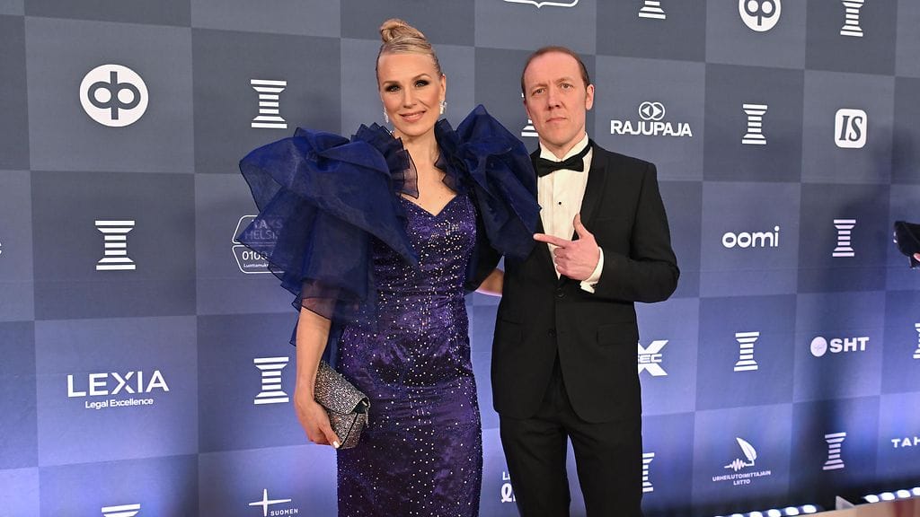 Suomen urheilun Hall of Fameen nimetty suunnistuslegenda Minna Kauppi puolisonsa Sipe Santapukin kanssa Urheilugaalassa Helsingissä.