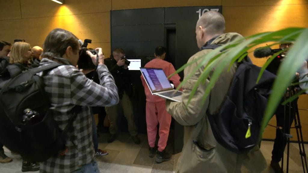 Kuvassa mies saapumassa oikeuden istuntoon vuoden alussa, kun oikeudessa oli Sanna Marinin lähestymiskieltokäsittely.