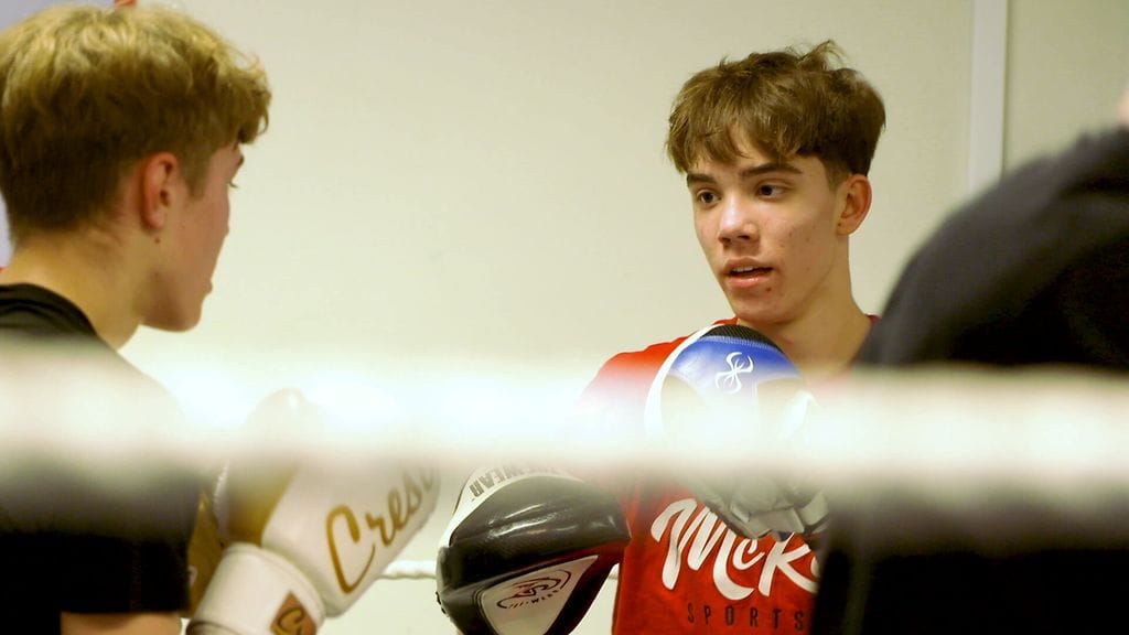 Leon Kaislama (oik.) on huippulupaava nyrkkeilijä.