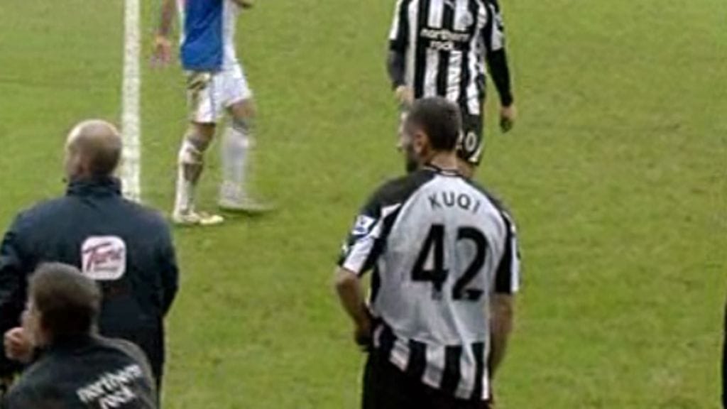 Shefki Kuqi odottaa kentällepääsyä Blackburnissa.