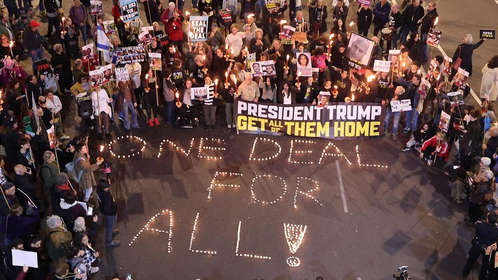 Hamasin ottamien israelilaisten panttivankien omaiset kokoontuvat Gazan aselevon puolesta Israelin puolustusministeriön edessä Tel Avivissa torstaina.