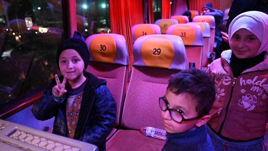 Kuvassa Idlibin maakunnasta Ghoutasta ja Qalamounista siirtymään joutuneita ihmisiä bussissa Umayyadin aukiolla Damaskoksen keskustassa 8. tammikuuta.