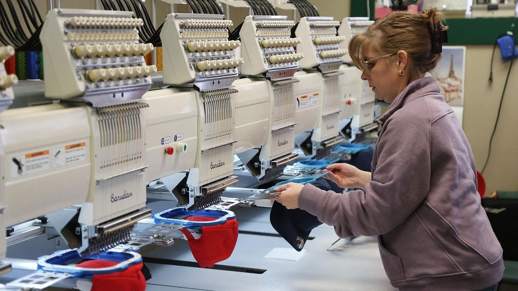 LK 18.1.2025 Ompelija Stephanie Maher asetti ”Kanada ei ole myytävänä” -hatun ompelukoneeseen” The Sam Groupissa Ottawassa Kanadassa 16. tammikuuta 2025.