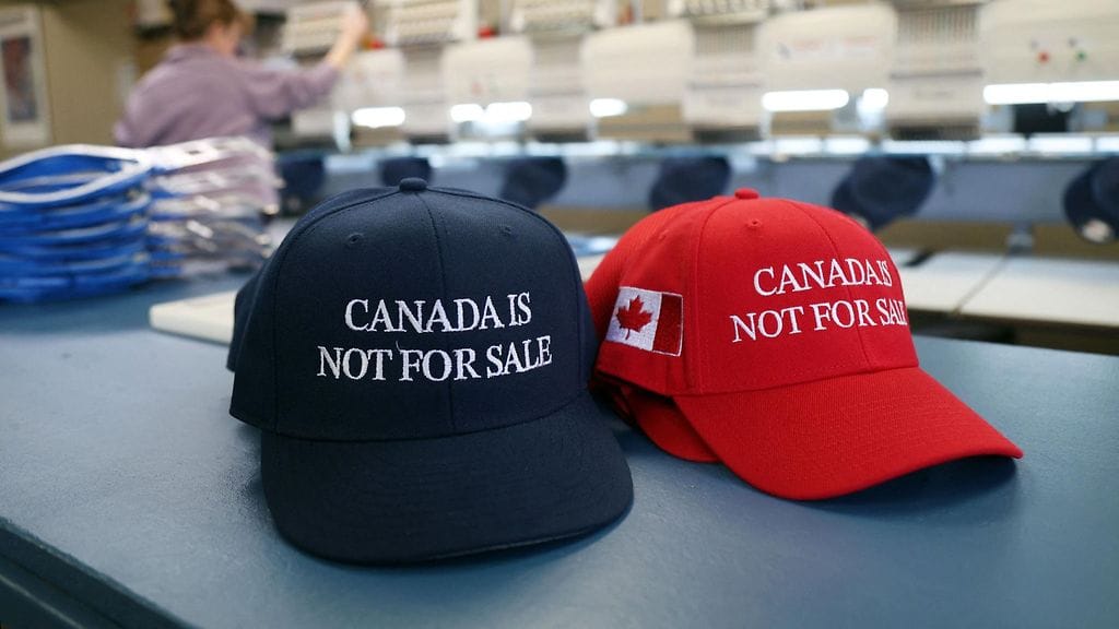 "Kanada ei ole myytävänä" -hattuja The Sam Groupissa Ottawassa Kanadassa 16. tammikuuta.