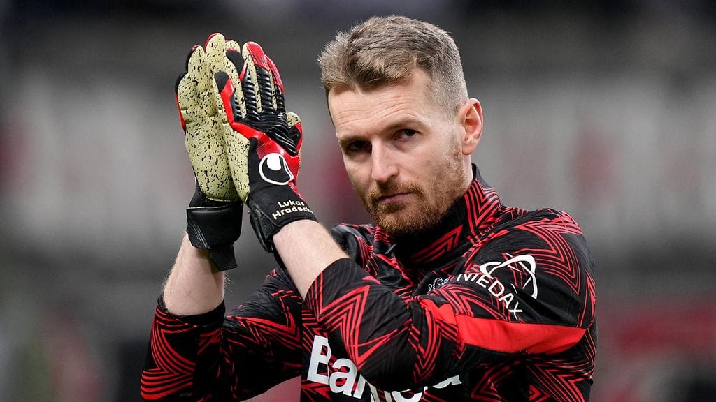 Lukas Hradecky torjui Bayer Leverkusenille 3–1-voiton Borussia Mönchengladbachista.