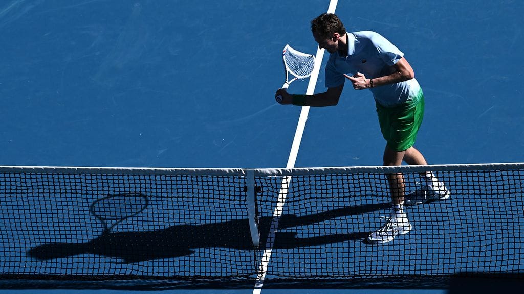 Venäläistähti kuritti mailaansa verkkoa vasten Australian avoimissa.