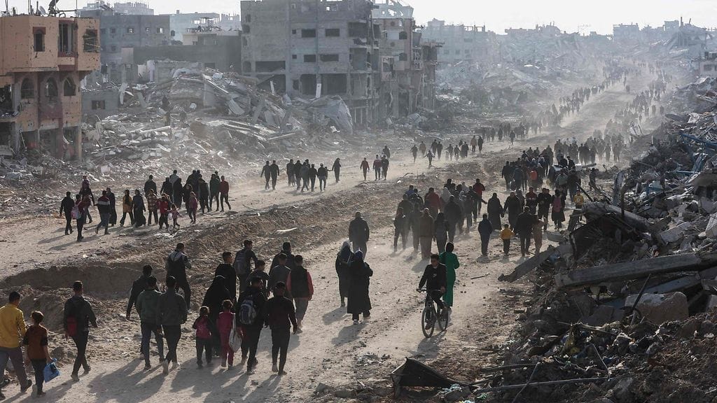 Arkistokuva. Joukko palestiinalaisia kävelee tietä pitkin Saftawin alueella Jabaliassa tammikuussa.