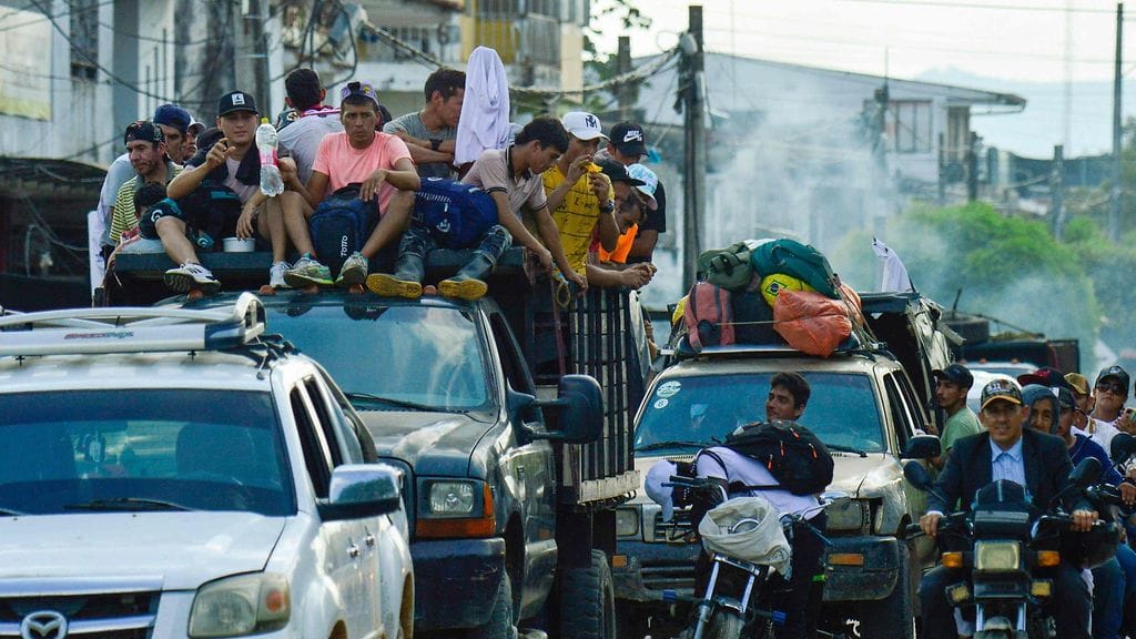 Aseellisten ryhmien viimeaikaisista yhteenottojen alta siirtymään joutuneet ihmiset saapuvat Tibun kuntaan Norte de Santanderissa lauantaina.
