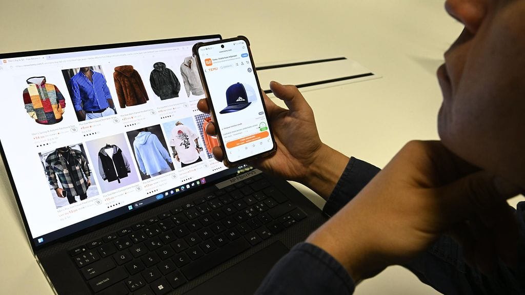 Kuvituskuvaa: Mies selailee vaatteita kiinalaisessa Temu-verkkokaupassa Helsingissä 18. syyskuuta 2024.