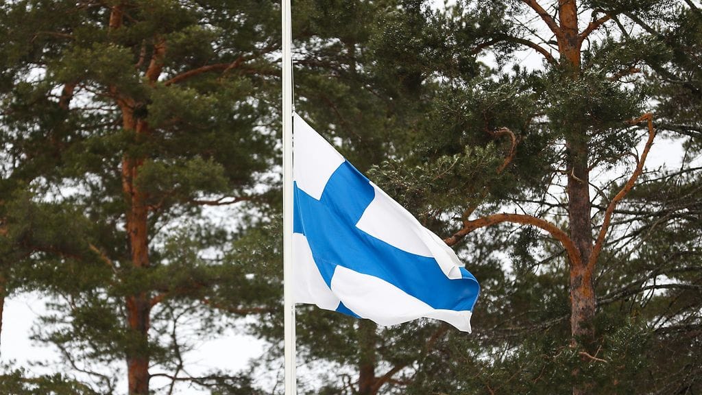 Kainuun prikaatissa liput liehuvat tänään puolitangossa eilen menehtyneen varusmiehen muistoksi. Kuvituskuva.