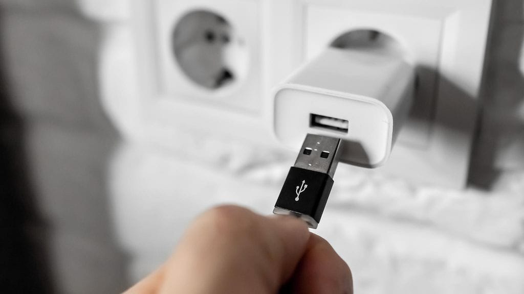 USB-laturissa on havaittu turvallisuuspuute. Kuvituskuva.