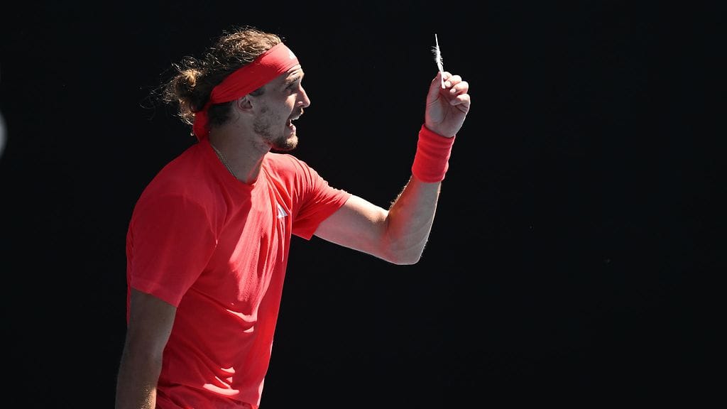 Alexander Zverev poimi kentältä pelin keskeyttäneen höyhenen.