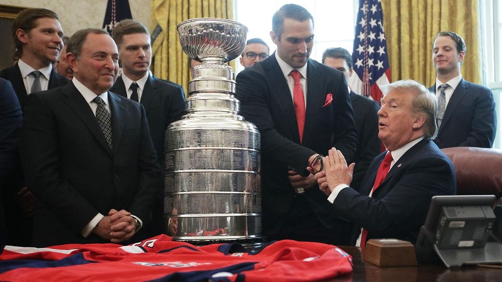 Aleksandr Ovetshkin ja Donald Trump kättelivät Valkoisessa talossa keväällä 2019 Capitalsin Stanley Cup -voiton kunniaksi.