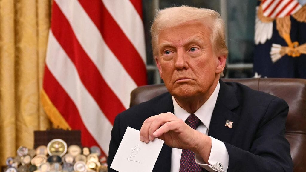 Donlad Trump kertoo peruvansa Kolumbialle kaavaillut 25 prosentin tuontitullit.