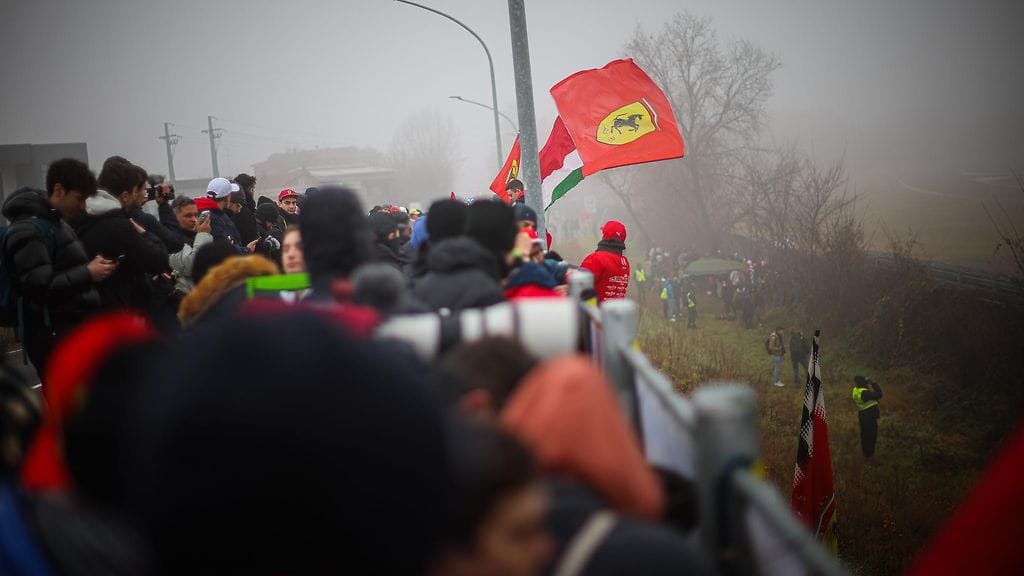 Fioranon radan reunamilla on valtavasti Ferrari-faneja todistamassa Hamilton-näkyä.