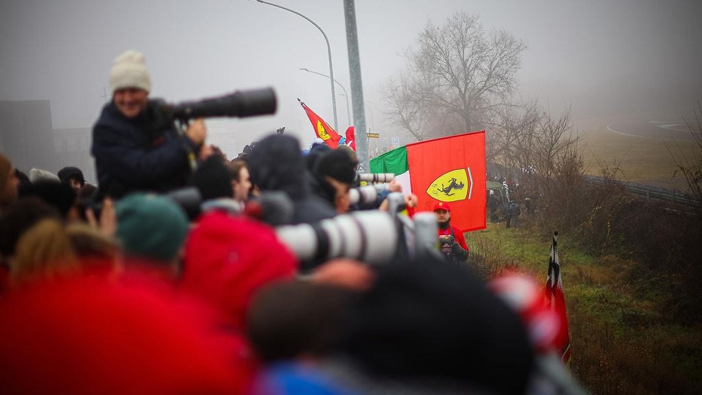 Lewis Hamiltonin ensipäivät Ferrarilla ovat olleet merkkitapaus medialle ja faneille Fioranossa.