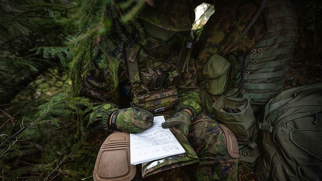 Kuvassa tiedustelija laatii raporttia vihollishavainnoista suojassa vihollisen tähystykseltä MPK Lounais-Suomen Tähystystiedustelu KevätHuovi24-harjoituksessa.