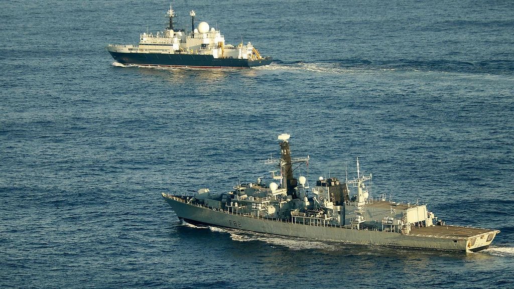 Britannian laivaston fregatti HMS Somerset (etualalla) seurasi venäläisalusta kunnes se poistui Britannian aluevesiltä.