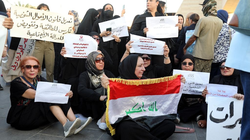 Irakilaisia naisia mielenosoituksessa, jossa vastustettiin lain muutosta Tahririn aukiolla Bagdadin keskustassa Irakissa 08. elokuuta 2024.