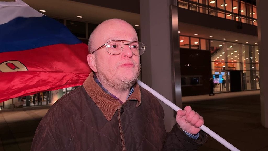 Rossija-lippua heiluttava Dietmar Braun kertoo osoittavansa maanantaisin täällä solidaarisuuttaan Venäjän kansalle ja Putinille.