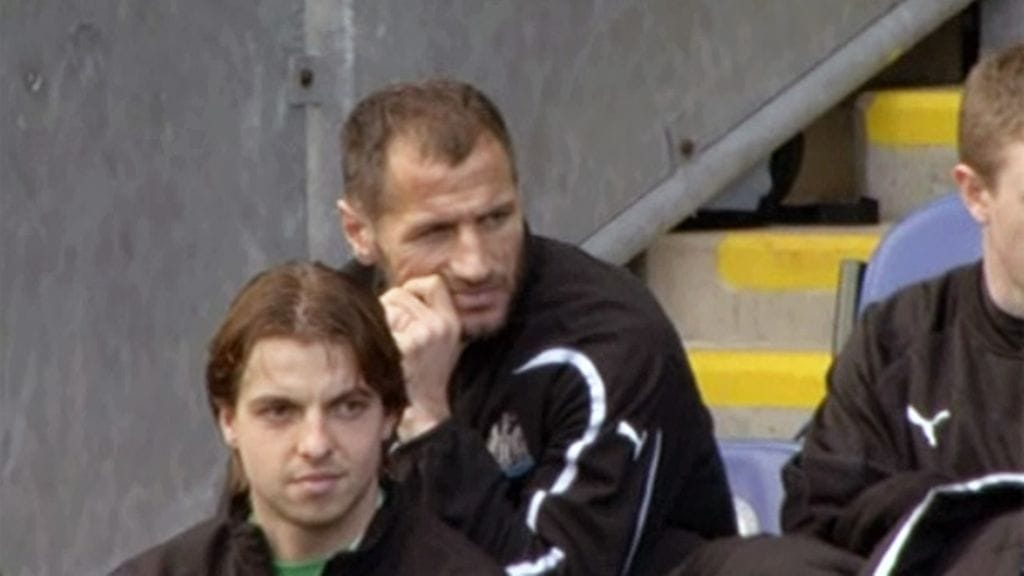 Shefki Kuqi Newcastlen vaihtopenkillä.