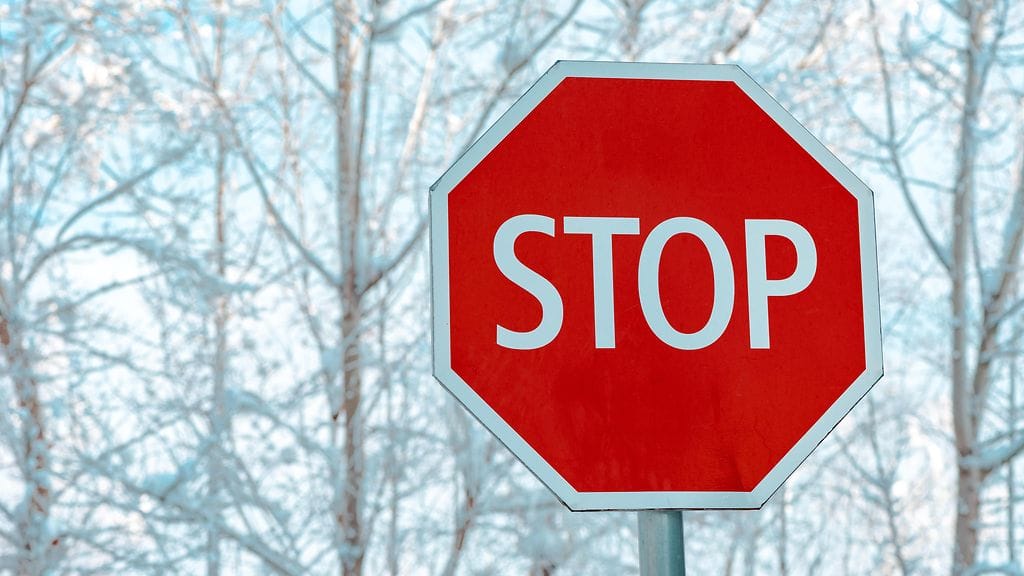 Linja- auto ajoi henkilöauton eteen Pohjois-Karjalassa stop-merkin takaa keskiviikkona. Kuvituskuva.