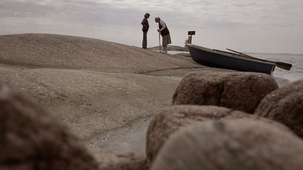 MTV _ KESÄKIRJA - SOMMARBOKEN _ Exclusive Still _ Sophia (Matthews) ja isoäiti (Close) _ Kuva © Roxana Reiss _ STILL531