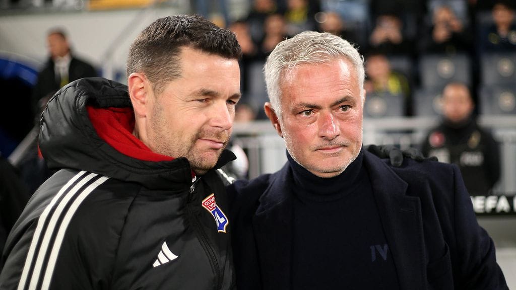 Jose Mourinho löysi lopulta Lyonin päävalmentajan Pierre Sagen erehdyttyään ensin henkilöstä.