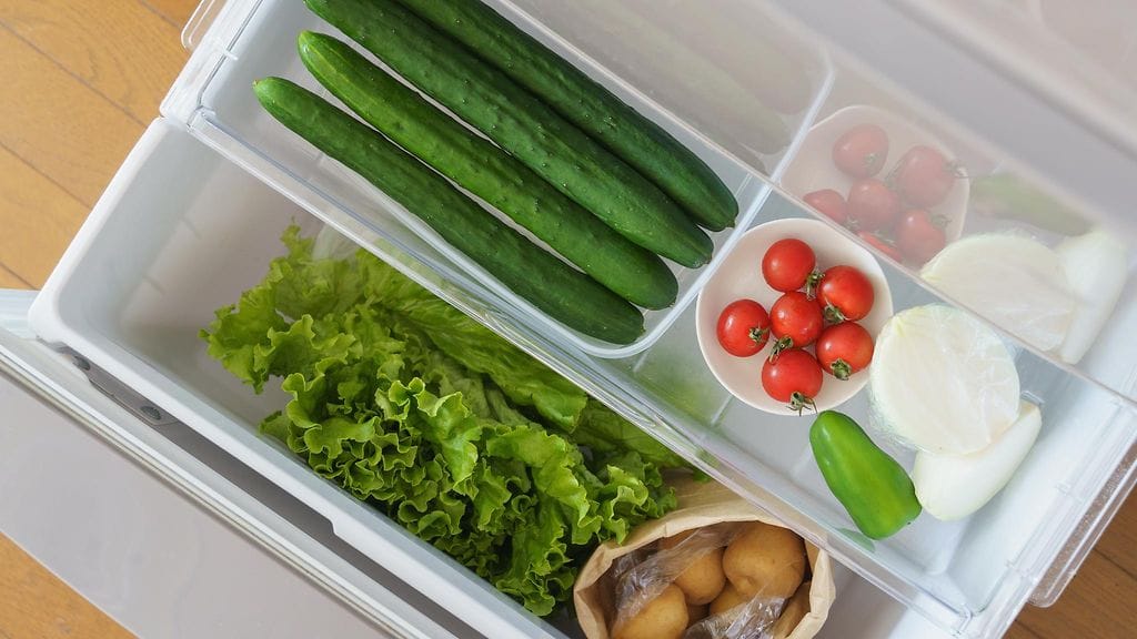 Muun muassa kurkut ja tomaatit kannattaisi ottaa jääkaapista pois.