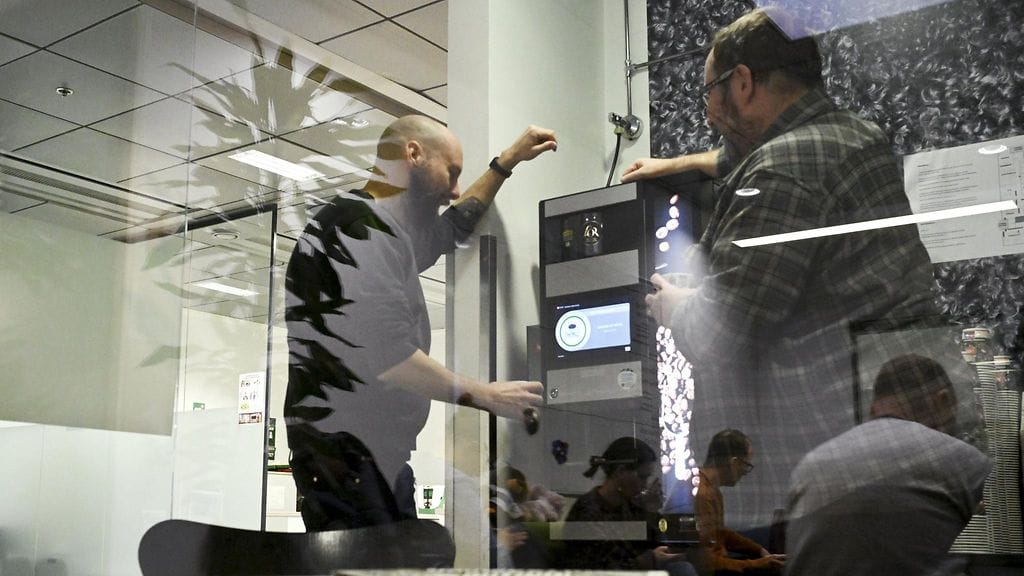 Työntekijöitä kahviautomaatilla Helsingissä 15. tammikuuta.