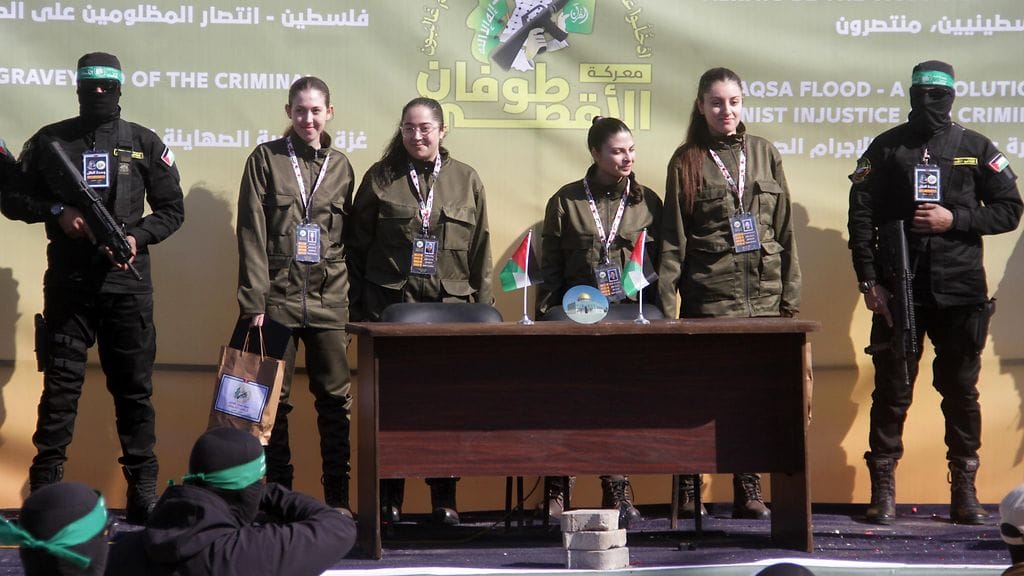 Neljä israelilaissotilasta, Liri Albag, Naama Levy, Karina Ariev ja Daniella Gilboa otettiin Hamasin panttivangeiksi tiedustelupalvelun vartioasemalta Israelin Gazan rajan tuntumassa 7. lokakuuta 2023.