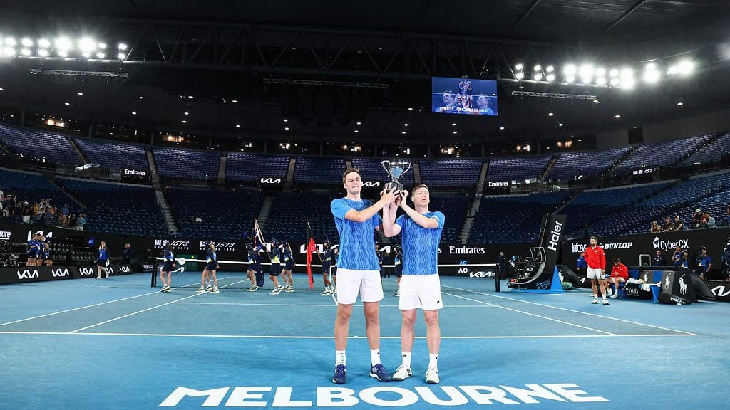 Harri Heliövaara teki suomalaista tennishistoriaa Henry Pattenin rinnalla lähes tyhjien katsomoiden edessä.