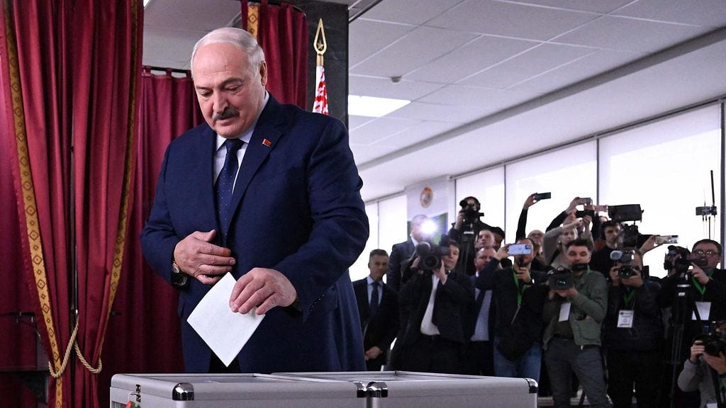 Diktaattori Aljaksandr Lukashenka "voitti" maan näytösluonteiset presidentinvaalit.