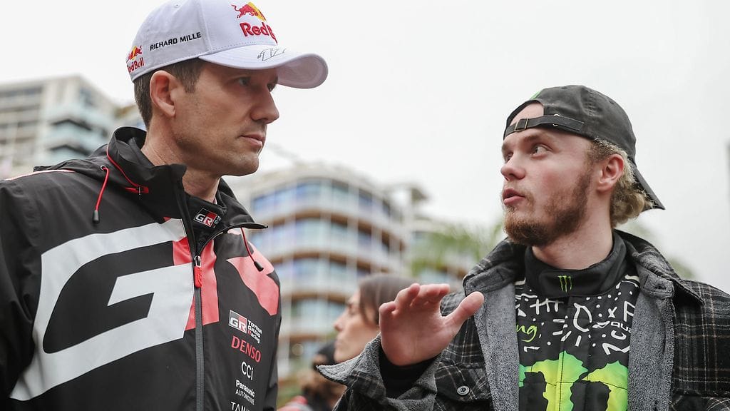 Oliver Solberg (oik.) Sébastien Ogierin juttusilla Monte Carlossa.