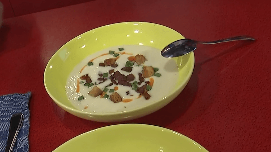 Kukkakaalikeiton päälle voi lisätä erilaisia höysteitä.