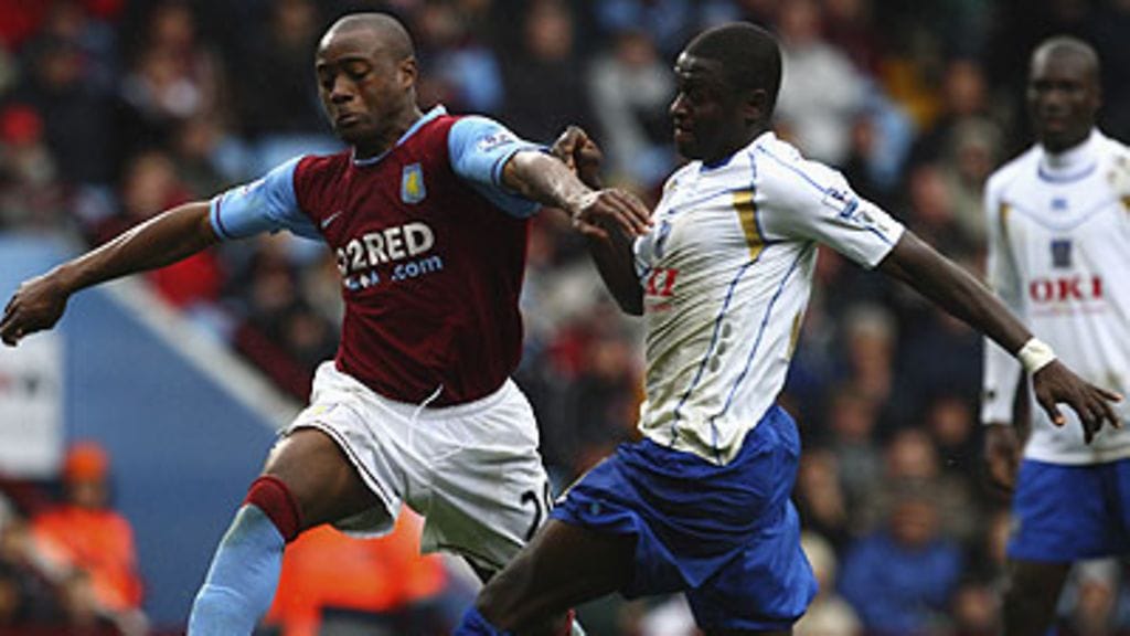 Aston Villan Nigel Reo-Coker ja Portsmouthin Sulley Muntari, kuva: Laurence Griffiths/Getty Images