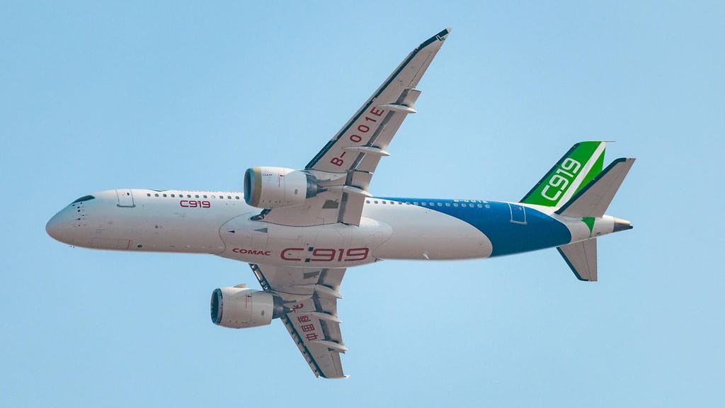Kuvituskuva. Kiinalainen COMAC C919 -matkustajakone lentonäytösosuuden aikana Airshow China -tapahtumassa Zhuhaissa Kiinassa 12. marraskuuta 2024.