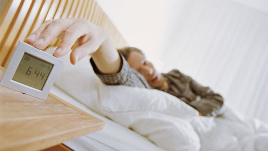 Jos ylös pomppaa liian ripeästi, uni voi livahtaa pois mielestä. Kuvituskuva.