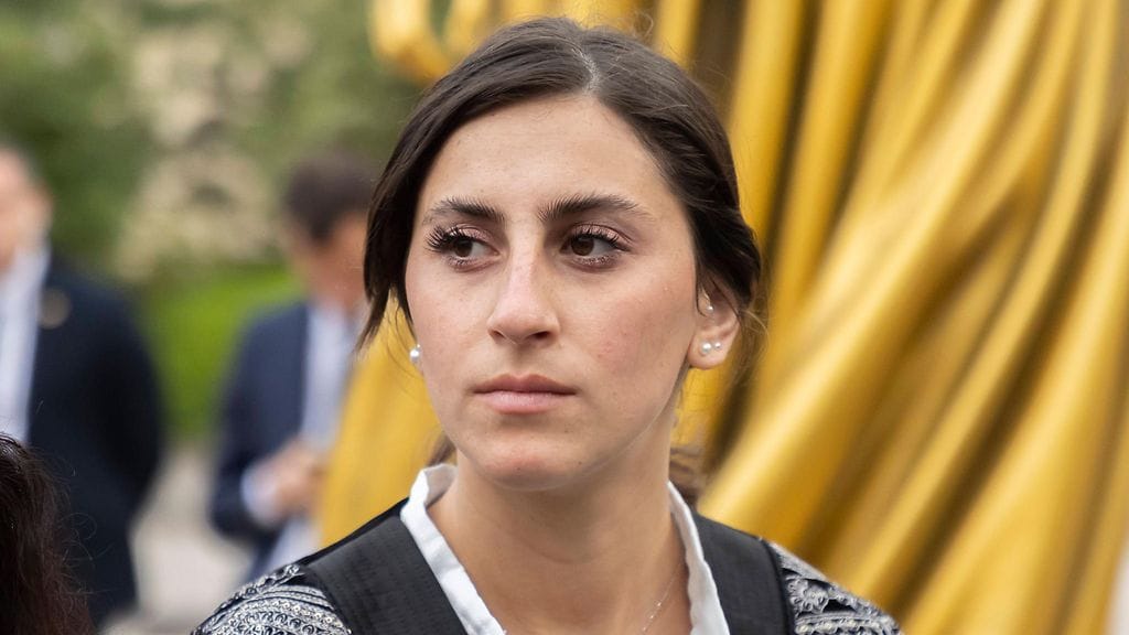 Marzieh Hamidi pitää ääntä Taliban-ääriliikettä vastaan.