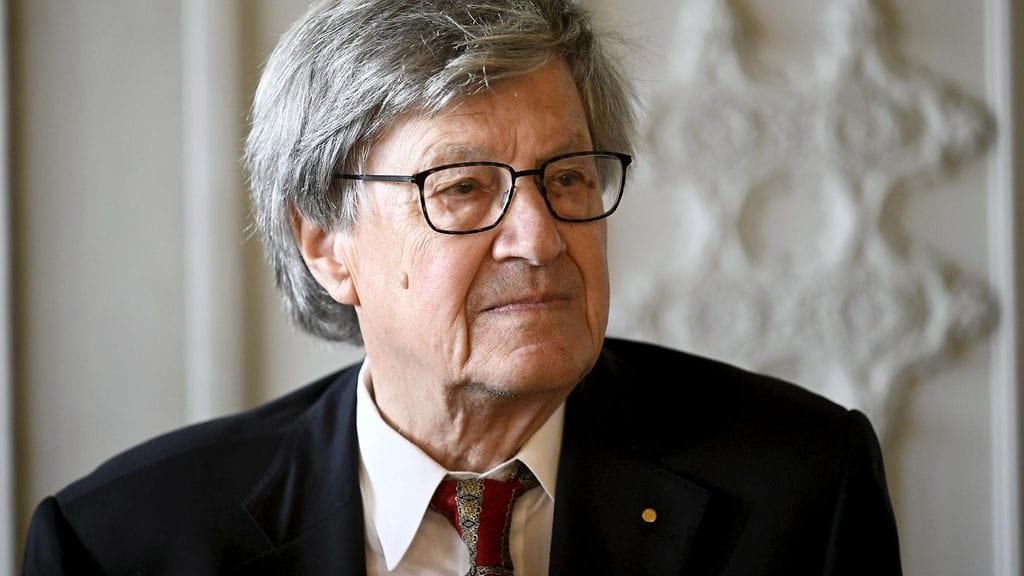 Presidentti Alexander Stubb myönsi Vilhelm Helanderille akateemikon arvonimen viime marraskuussa.