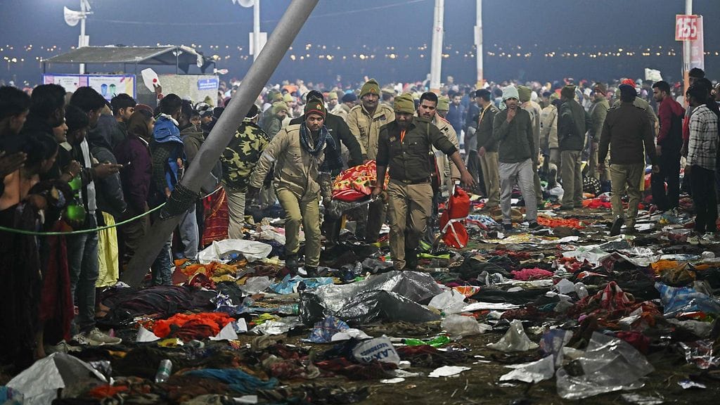 Paikallisen viranomaisen mukaan väkijoukon murskaantuminen ja ihmisten tallaantuminen alkoivat sen jälkeen, kun väkijoukkojen ohjaamiseen tarkoitetut aitaukset hajosivat.