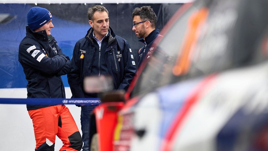 Cyril Abiteboul (kesk.) nappasi Adrien Fourmaux'n M-Sportilta täksi kaudeksi, mutta Hyundain tallipomolla saattaa olla vielä toinen kuskiuutinen takataskussa.