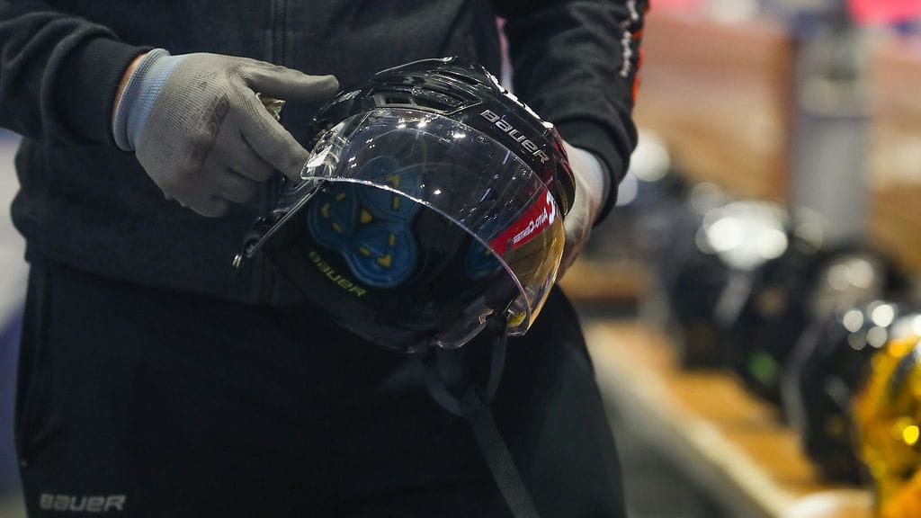 Kuvituskuva jääkiekkohuoltajan toimista.