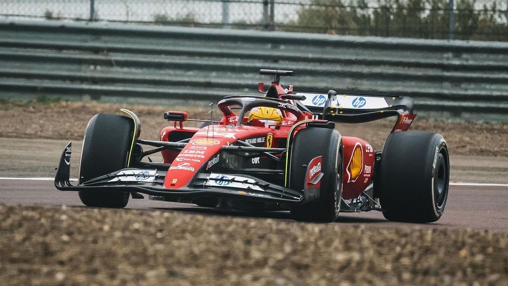 Lewis Hamilton Ferrarin puikossa.