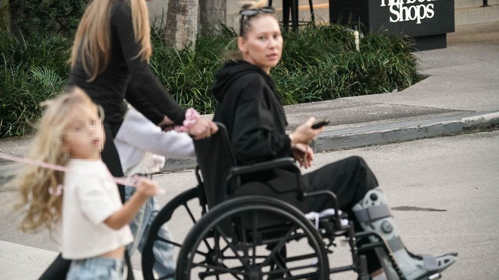 Toinen nainen työnsi pyörätuolissa ollutta Anna Kournikovaa.