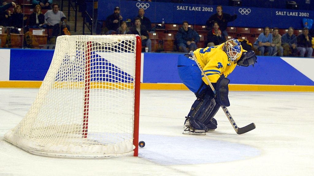 Tommy Salo seuraa katseella. Hän hörppäsi Vladimis Kopatin laukauksen ja Valko-Venäjä otti sokkivoiton Ruotsista helmikuussa 2002.