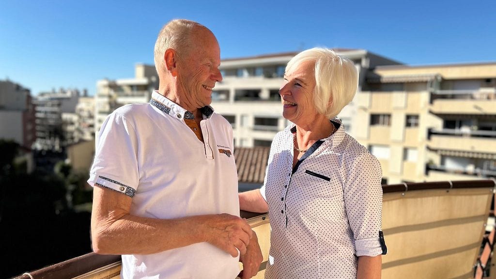 Merja ja Matti Tiivola kotinsa parvekkeella.