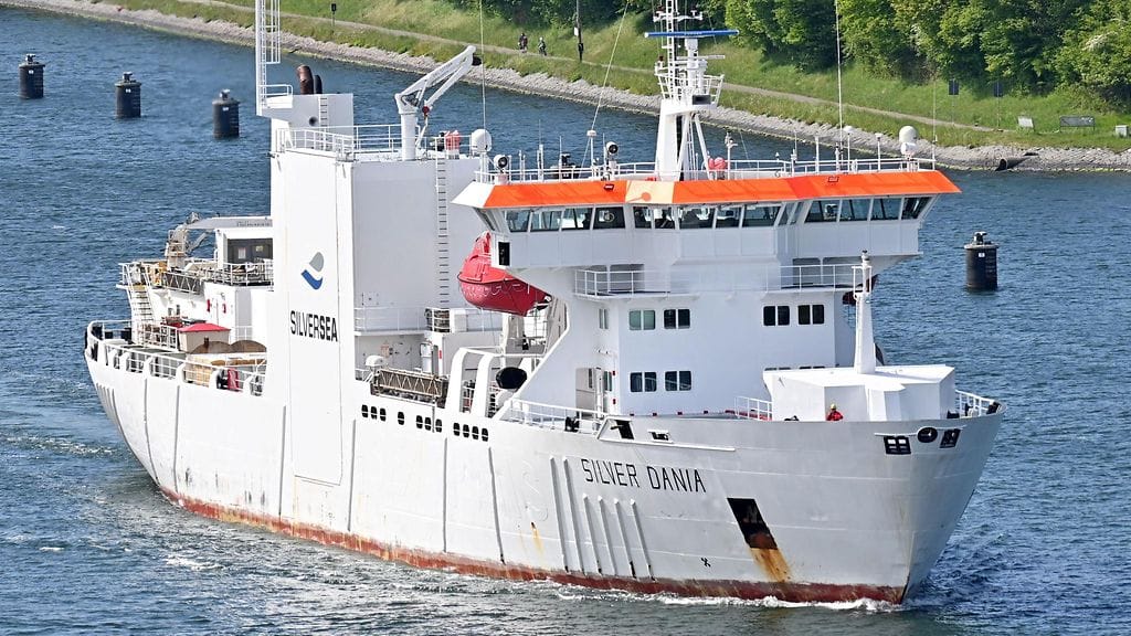 Norjalaislaiva Silver Danian venäläinen miehistö pidätettiin sen jälkeen, kun Latvian viranomaiset olivat lähettäneet oikeusapupyynnön Norjan poliisille aluksen haltuun ottamisesta.